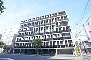 大通りに面したマンションエントランスアプローチ