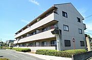 【南東方向】サープラスＡへようこそ！！重厚感のある3階建て物件です！！是非ご内覧にお越し下さいませ♪♪