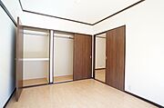 【南側6．0帖洋室】こちらの洋室には、枕棚とハンガーパイプの付いた収納がございます！！収納下に衣装ケース等を置くと、綺麗に物を整理してしまうことが出来ますよ♪♪