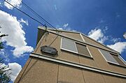 【建物東】落ち着いた外観の建物が特徴です。