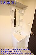 【洗面室】スタイリッシュなシャンプドレッサーです。収納も多くて、デザイン性・機能性もオススメです。※入居中または補修工事中のため、前回募集時の写真です。内容に変更がある場合がございます。