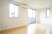 【Ｌｉｖｉｎｇ】ＬＤＫを窓側より撮影しています。対面キッチンなのでご家族との会話も弾みそうです♪