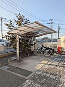 屋根付き駐車場がございます。