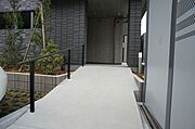 エントランスにはスロープのアプローチもございます。