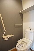 【トイレ】もちろん暖房機能付洗浄便器です！上部には空間を利用し、トイレットペーパー等をストックできる棚が付いています♪
