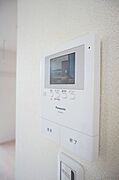 来訪者を声と映像で確認できて女性にも安心を与えるカラーモニター付ドアホン◎録画機能付きで不在時の来訪者も確認できます。