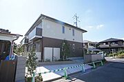 2階建ての軽量鉄骨造です
