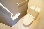シャワー機能付きの暖房便座が付いていて、お尻を優しく洗ってくれます。シンプルで機能的な使い勝手の良いトイレです♪