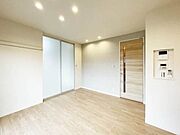 【ＬＤＫ】天井はダウンライトの為、広い印象を与えてくれます。