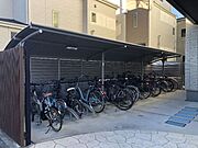 屋根付き駐輪場有。