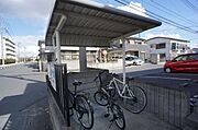 屋根付き駐輪場も併設されております。