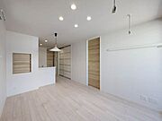11．9帖のＬＤＫです♪天井にはダウンライトと室内物干しがございます♪