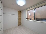 4．5帖の洋室です♪大きな窓がございます♪