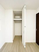 ハンガーパイプ付きの収納です！