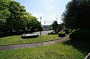 物件正面のとのやま公園は緑溢れ、ファミリー世帯には嬉しい環境です。