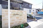 【プレミアス】スタンプウォール仕上げの館名板と、自然石風の乱貼りを施したモダンテイストなアプローチがお出迎え♪