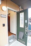 【玄関】録画機能付きインターホンが付いておりますので不在時の来訪者の確認もできます☆