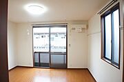 【洋室8．6帖】ＬＥＤ照明付きのため、入居時の初期費用が抑えられます♪画鋲や釘を使わずにちょっとした物かけに大変便利な化粧幕板付き♪エアコンも備え付けです！