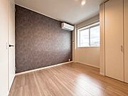 【洋室4．7帖】大地のように濃淡が入り交じったアースカラーを採用し、自然界の調和を映し出した穏やかな表情で、スローな空気を纏う部屋は、住まう人を癒してくれます。