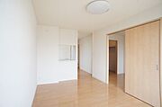 【ＬＤＫ(2)】　11．3帖のＬＤＫです♪　建具・床材がライト系色を採用している為、様々な家具と合わせやすくインテリアが楽しくなります♪