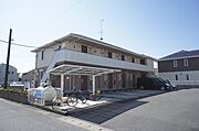 ★外観☆　Ａ棟北側から撮影。入口近くに駐輪場があります。