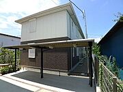 屋根付き駐輪場があるので雨の日も安心です♪横に写っている石造りのテーブルとイスは憩いの場にどうぞ♪