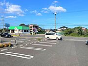 【敷地内舗装駐車場】1階1ＬＤＫは1台付き（無料）、2階2ＬＤＫは2台付き（無料）です☆
