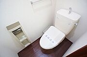 【トイレ】シャワートイレ完備★上部には棚があり、小物が置けます★