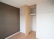 こちらの収納は天井まで高さがあり、ハンガーパイプが付いていますので、丈の長い衣類はこちらへどうぞ♪