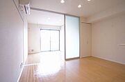 キッチン側から見たＬＤＫ。陽射しの差し込む明るいお部屋です。洋室間の間仕切りを開放して、広々とした1つの空間としてお住まい頂く事も可能です！