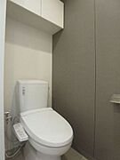 シャワートイレ付き。いつも清潔で快適なトイレタイムをどうぞ♪備品の収納は吊り戸棚が便利です。