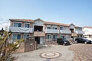 南側駐車場で採光性◎左側に見えるのは屋根付き駐輪場♪