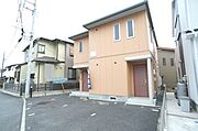 閑静な住宅街に一際目立つオシャレな外観。駐車場は玄関の目の前です♪