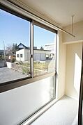 洗濯物干し用のサンルームが付いております♪室内物干しのホスクリーン付で伸縮も着脱も可能♪♪　