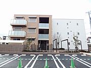 積水ハウス施工の3階建て重量鉄骨造の賃貸マンション「シャーメゾン」です。