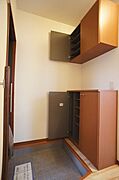 ■玄関■シューズＢＯＸは上下二段に分かれていて収納力も◎！カウンター部分を利用して小物を飾れます♪