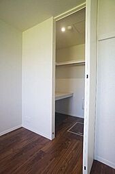 ■ウォークインクローゼット■枕棚タイプと洋服をかけたまま収納できるハンガーポール付き