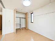 【洋室】洋室には収納スペースがございます。