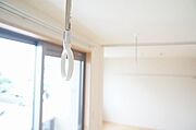 【ホスクリーン】花粉対策や、雨天・雲天時だけでなく防犯上、人目を避けたい洗濯物の室内干しに役立ちます♪伸縮も着脱も可能♪