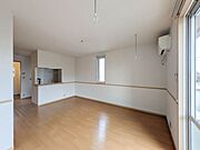 【ＬＤＫ】角部屋ですので2面の窓でより多く光を取り込めます！雨の日や花粉シーズン等に便利な室内物干しについております。