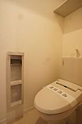 【トイレ】洗浄機能付暖房便座です！上部には空間を利用しトイレットペーパー等をストックできる棚が付いています♪