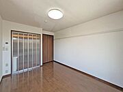 【洋室】明るい木目調のフローリングに清潔感のある白のクロスがシンプルでいて飽きのこない住空間をさり気無く演出しています♪