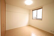 【洋室】大きな窓が付いていて明るい空間です。様々な用途にどうぞご利用ください♪天井にはＬＥＤ照明付き♪