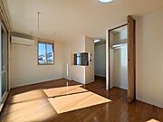 13．5帖のリビングです。対面キッチン間取りのお部屋となります。