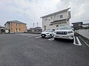 駐車場2台付（賃料に含む）です。