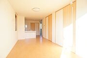 【ＬＤＫ】角部屋なので2面窓から明るい光と風がそそぐ快適な空間です◎もちろん冷暖房が付いていますので、暑い日も寒い日も快適にお過ごしいただけます！