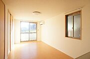 【ＬＤＫ】南側の大きな掃きだし窓から明るい光と風がそそぐ快適な空間です◎もちろん冷暖房が付いていますので、暑い日も寒い日も快適にお過ごしいただけますよ！