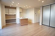 【ＬＤＫ】掃きだし窓があるＬＤＫです◎冷暖房が付いていますので、暑い日も寒い日も快適にお過ごしいただけますよ！天井にはＬＥＤ照明付き♪