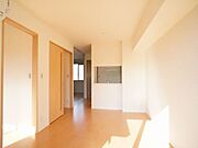 【ＬＤＫ】南側の大きな掃きだし窓から明るい陽射しが降りそそぎ、風がそよぐ快適な空間です◎もちろん冷暖房が付いていますので、暑い日も寒い日も快適にお過ごしいただけますよ♪