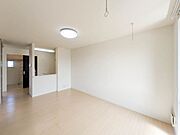 12．0帖のリビングです。対面キッチン間取りのお部屋となります。